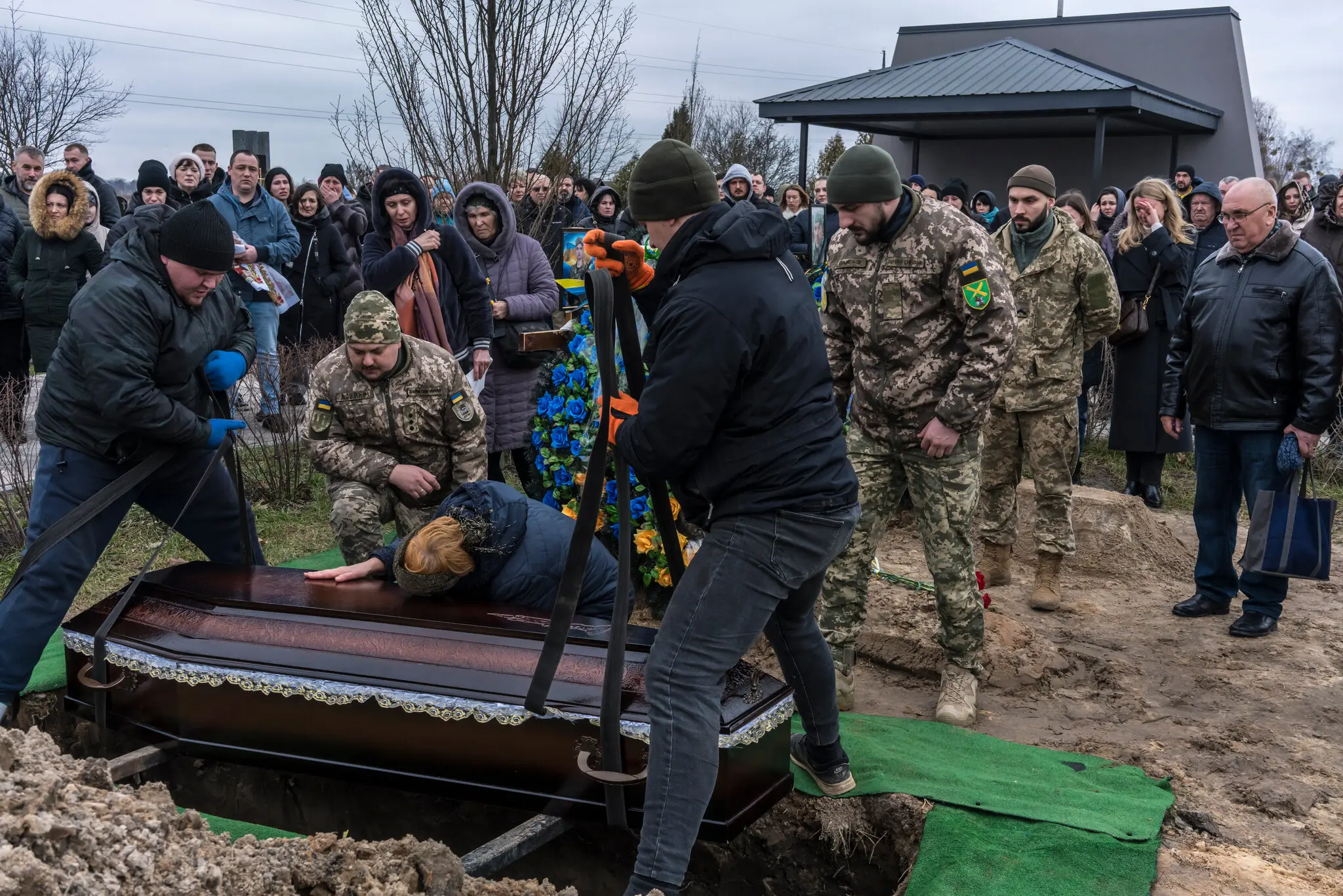 64-річна Віра Катаненко оплакує свого сина, українського військового Андрія Катаненка, у Бучі, Україна, у суботу.